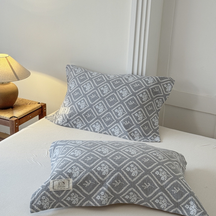 91家纺网 家纺一手货源 找家纺 乐家毛巾被（工厂自产自销） 2026新款精梳安心棉全棉纯棉色织提花枕巾单枕巾枕巾单件 菱形花束枕巾