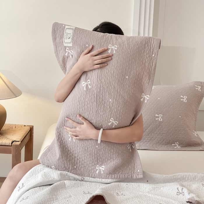 91家纺网 家纺一手货源 找家纺 乐家毛巾被（工厂自产自销） 2026新款精梳安心棉全棉纯棉色织提花枕巾单枕巾枕巾单件 蝴蝶结枕巾