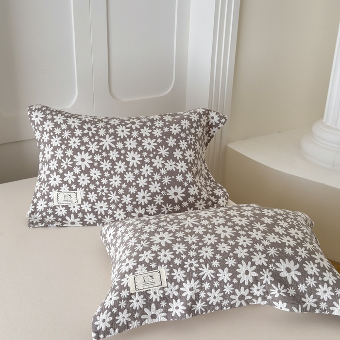 91家纺网 家纺一手货源 找家纺 乐家毛巾被（工厂自产自销） 2026新款精梳安心棉全棉纯棉色织提花枕巾单枕巾枕巾单件 灰色雏菊枕巾