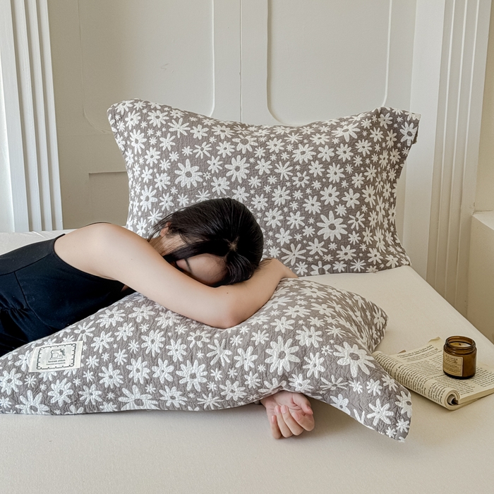 91家纺网 家纺一手货源 找家纺 乐家毛巾被（工厂自产自销） 2026新款精梳安心棉全棉纯棉色织提花枕巾单枕巾枕巾单件 灰色雏菊枕巾