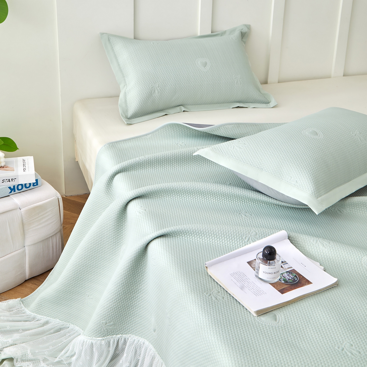 91家纺网 家纺一手货源 找家纺 瑞禾家纺 2026新款A类凉感豆豆床裙款凉席三件套-系列七 青柠爱心蝴蝶结