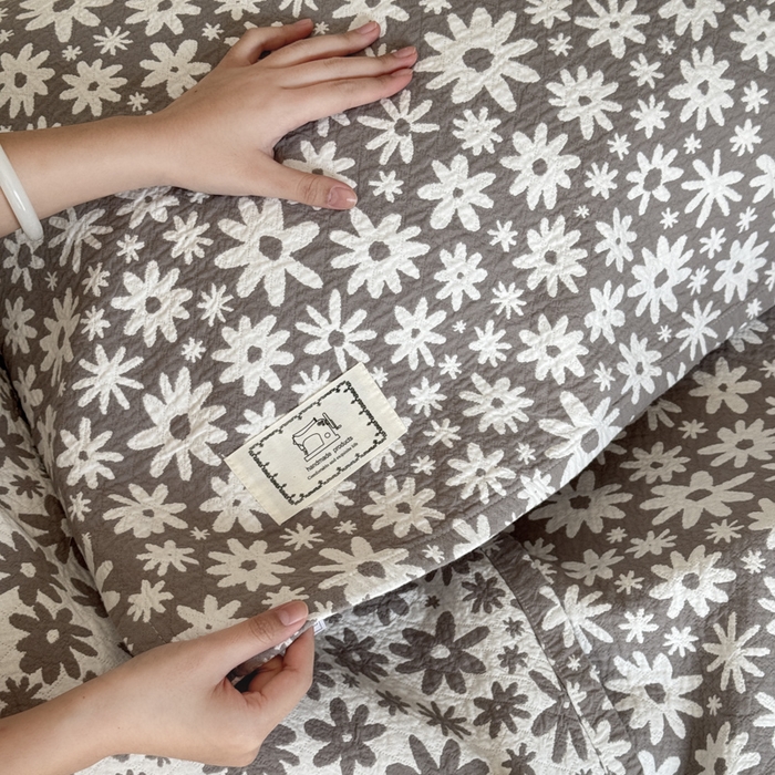 91家纺网 家纺一手货源 找家纺 乐家毛巾被（工厂自产自销） 2026新款精梳安心棉全棉纯棉色织提花枕巾单枕巾枕巾单件 灰色雏菊枕巾