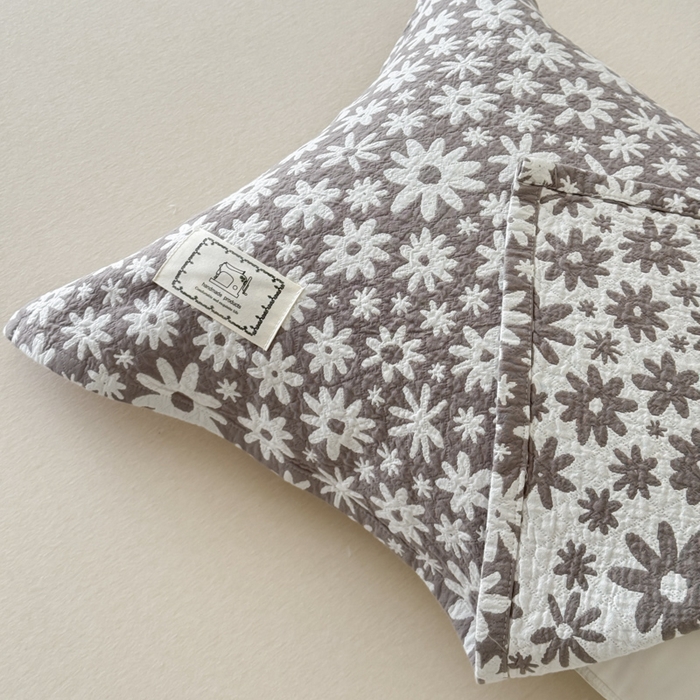 91家纺网 家纺一手货源 找家纺 乐家毛巾被（工厂自产自销） 2026新款精梳安心棉全棉纯棉色织提花枕巾单枕巾枕巾单件 灰色雏菊枕巾