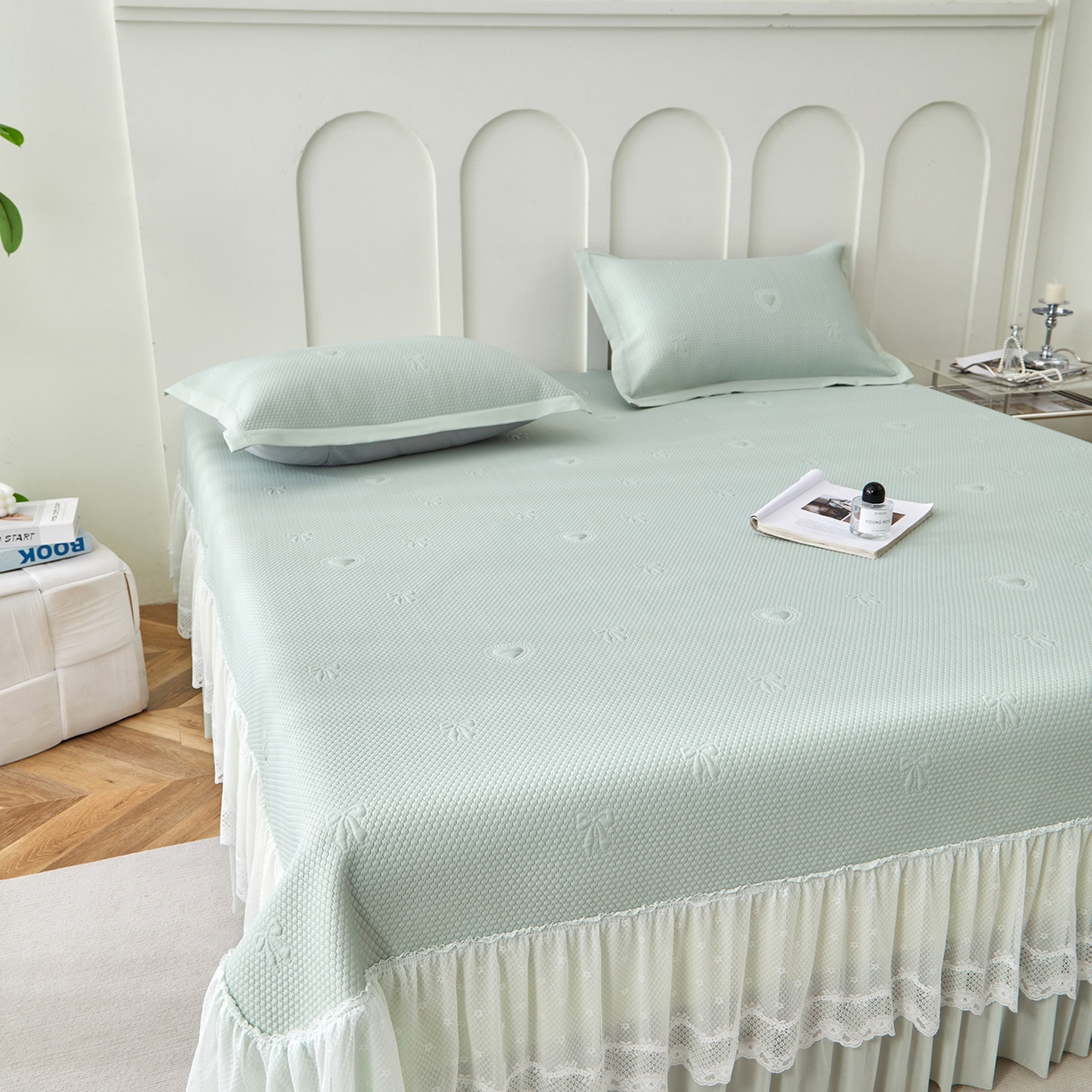 91家纺网 家纺一手货源 找家纺 瑞禾家纺 2026新款A类凉感豆豆床裙款凉席三件套-系列七 青柠爱心蝴蝶结