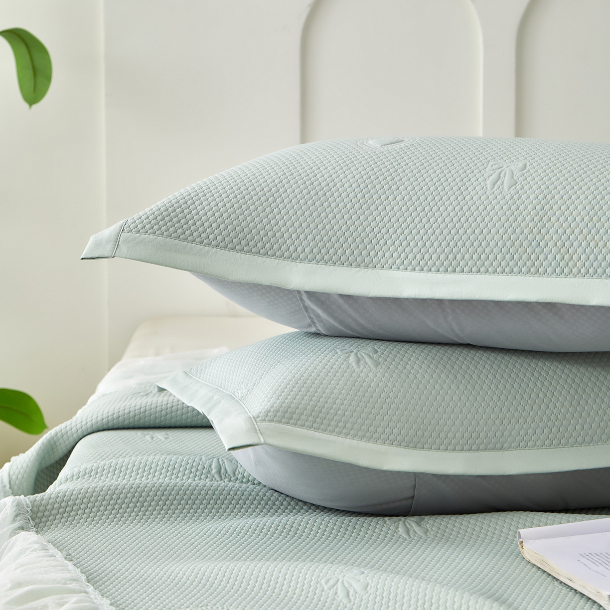 91家纺网 家纺一手货源 找家纺 瑞禾家纺 2026新款A类凉感豆豆床裙款凉席三件套-系列七 青柠爱心蝴蝶结