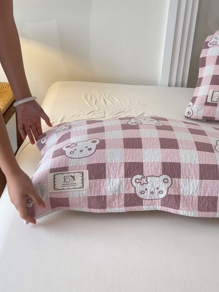 91家纺网 家纺一手货源 找家纺 乐家毛巾被（工厂自产自销） 2026新款精梳安心棉全棉纯棉色织提花枕巾单枕巾枕巾单件 格子小熊枕巾