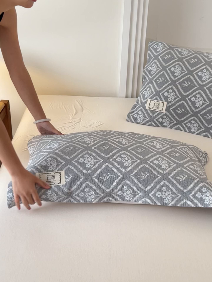 91家纺网 家纺一手货源 找家纺 乐家毛巾被（工厂自产自销） 2026新款精梳安心棉全棉纯棉色织提花枕巾单枕巾枕巾单件 菱形花束枕巾