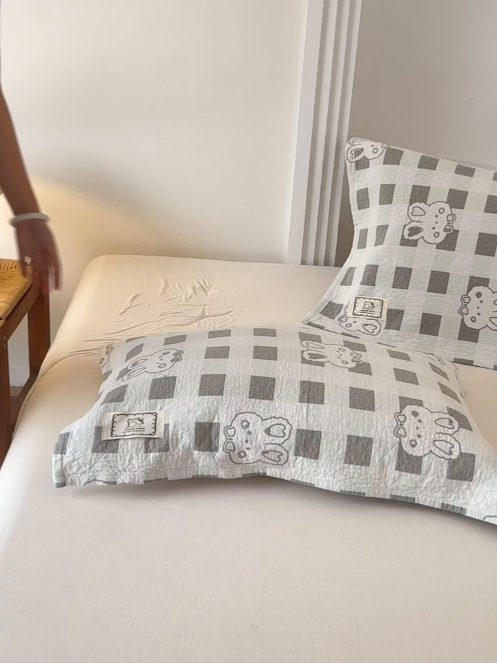 91家纺网 家纺一手货源 找家纺 乐家毛巾被（工厂自产自销） 2026新款精梳安心棉全棉纯棉色织提花枕巾单枕巾枕巾单件 格纹兔头枕巾