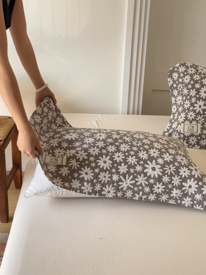 91家纺网 家纺一手货源 找家纺 乐家毛巾被（工厂自产自销） 2026新款精梳安心棉全棉纯棉色织提花枕巾单枕巾枕巾单件 灰色雏菊枕巾