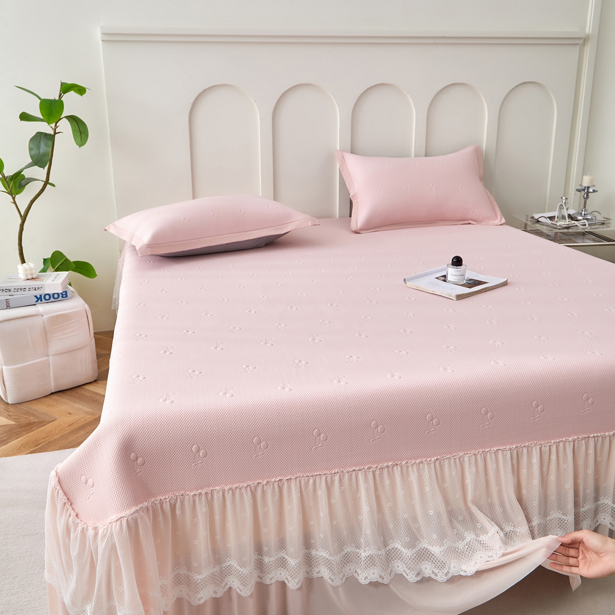 91家纺网 家纺一手货源 找家纺 瑞禾家纺 2026新款A类凉感豆豆床裙款凉席三件套-系列七 胭粉小樱桃