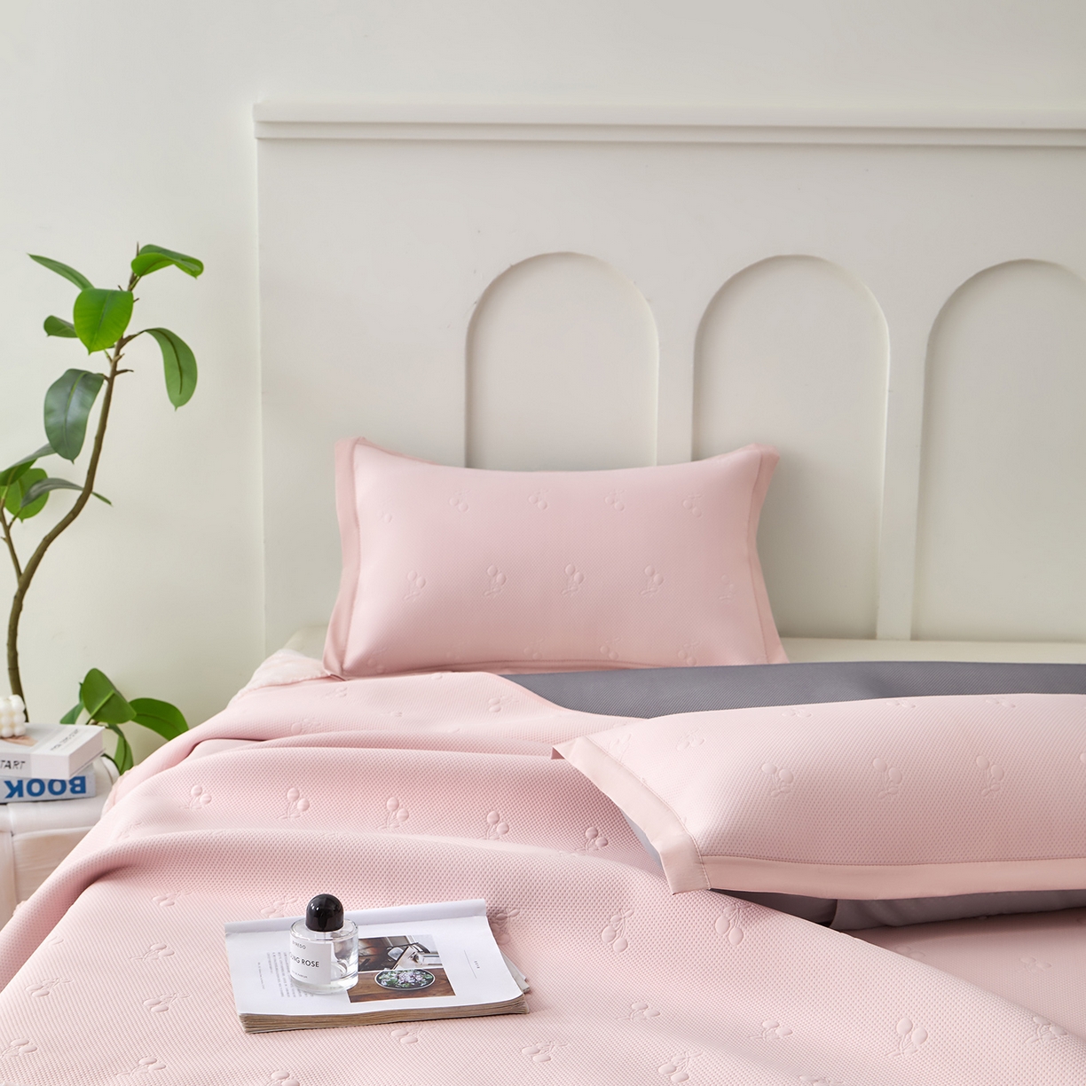 91家纺网 家纺一手货源 找家纺 瑞禾家纺 2026新款A类凉感豆豆床裙款凉席三件套-系列七 胭粉小樱桃