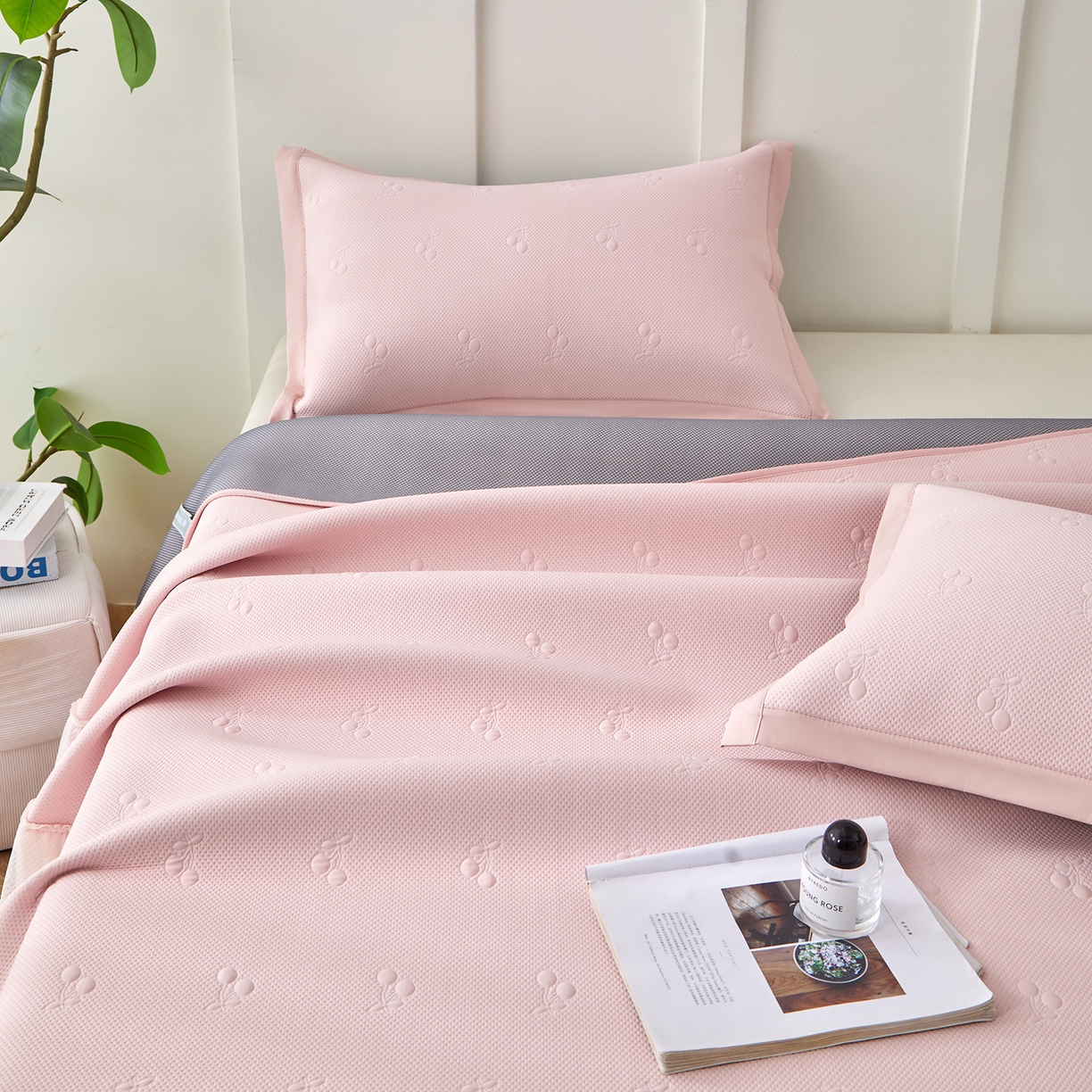 91家纺网 家纺一手货源 找家纺 瑞禾家纺 2026新款A类凉感豆豆床裙款凉席三件套-系列七 胭粉小樱桃