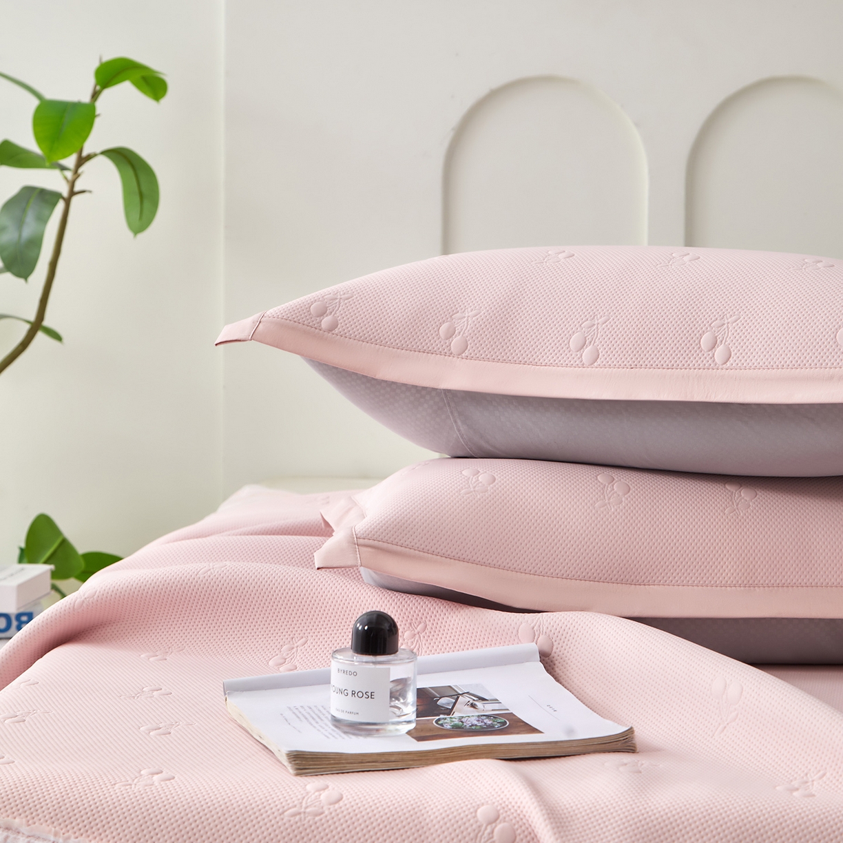 91家纺网 家纺一手货源 找家纺 瑞禾家纺 2026新款A类凉感豆豆床裙款凉席三件套-系列七 胭粉小樱桃