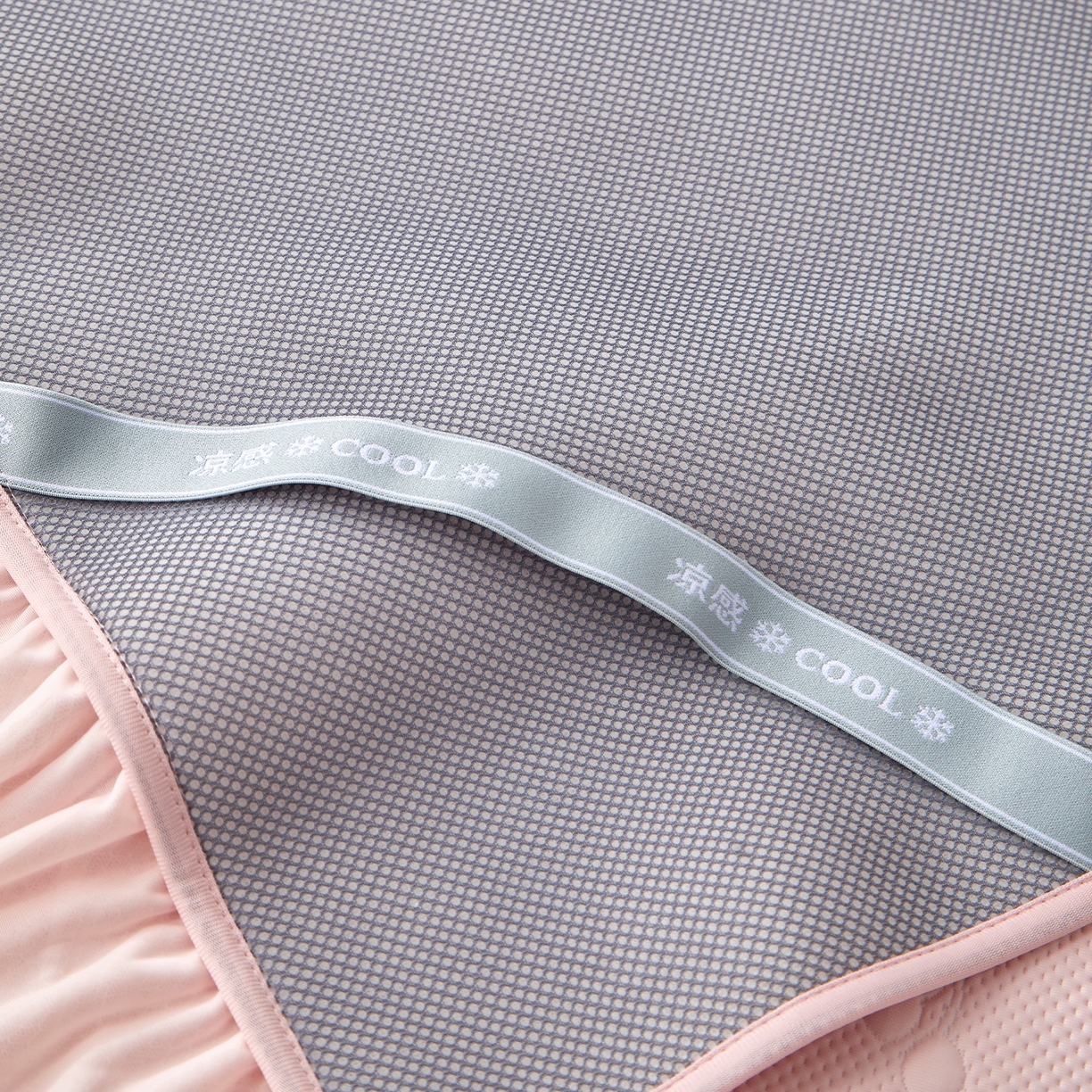 91家纺网 家纺一手货源 找家纺 瑞禾家纺 2026新款A类凉感豆豆床裙款凉席三件套-系列七 胭粉小樱桃