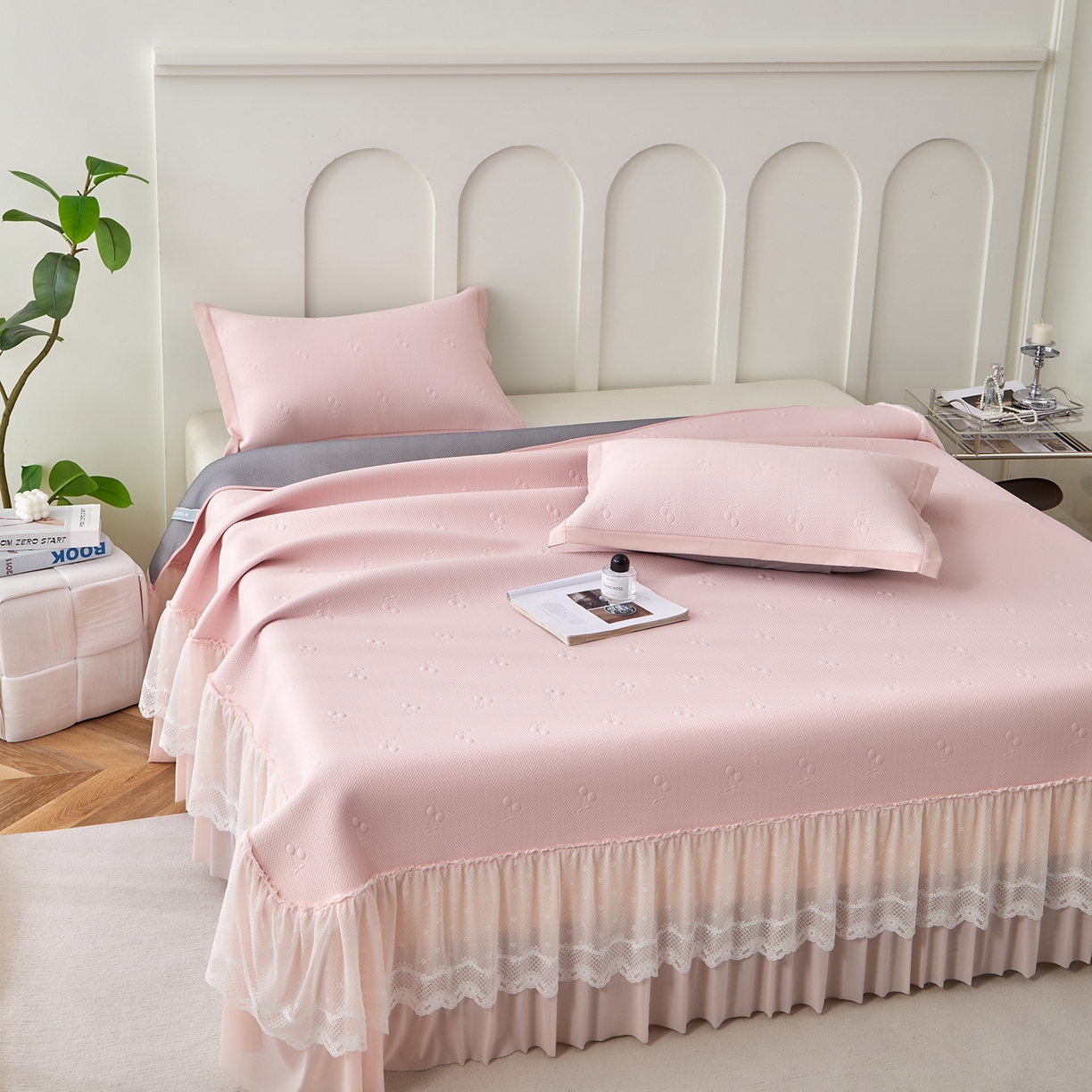 91家纺网 家纺一手货源 找家纺 瑞禾家纺 2026新款A类凉感豆豆床裙款凉席三件套-系列七 胭粉小樱桃