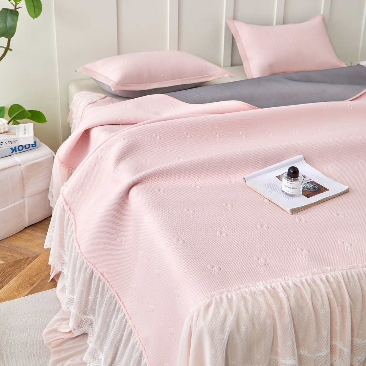 91家纺网 家纺一手货源 找家纺 瑞禾家纺 2026新款A类凉感豆豆床裙款凉席三件套-系列七 胭粉小樱桃