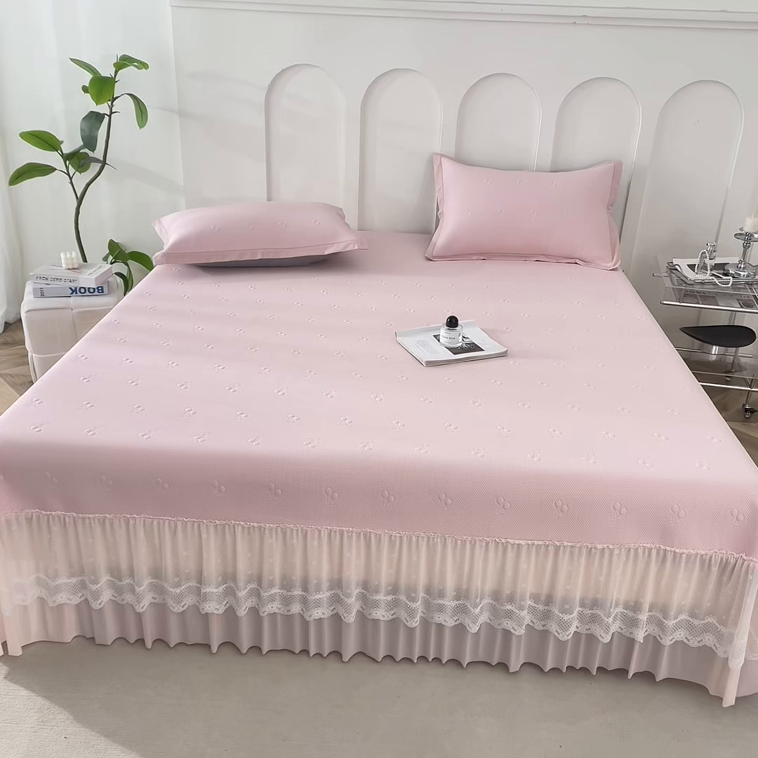 91家纺网 家纺一手货源 找家纺 瑞禾家纺 2026新款A类凉感豆豆床裙款凉席三件套-系列七 胭粉小樱桃