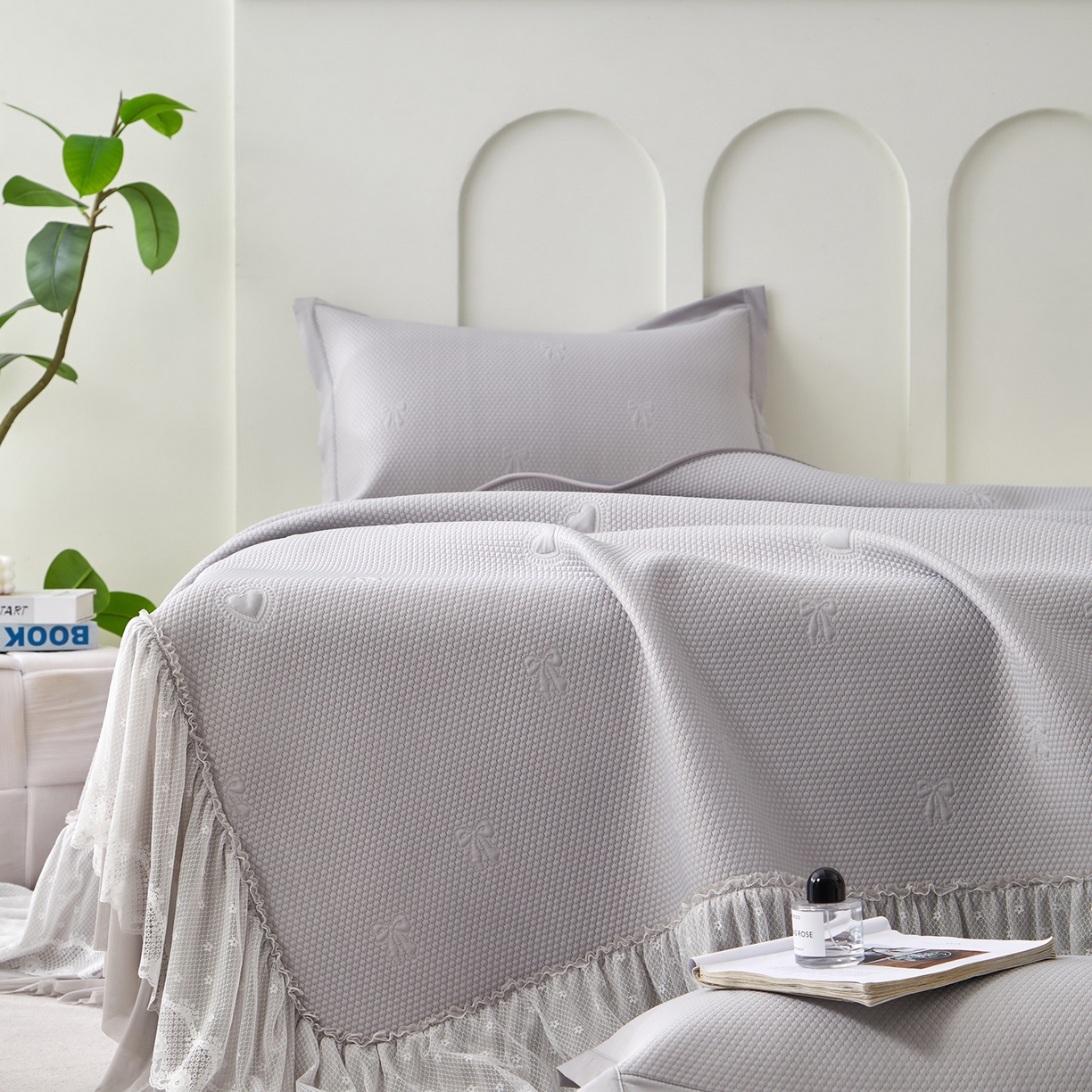 91家纺网 家纺一手货源 找家纺 瑞禾家纺 2026新款A类凉感豆豆床裙款凉席三件套-系列七 月灰爱心蝴蝶结