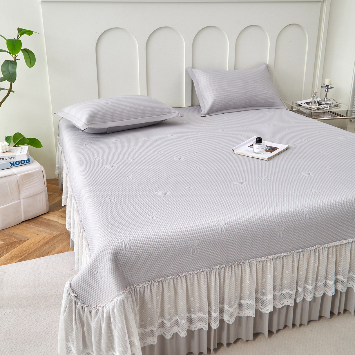 91家纺网 家纺一手货源 找家纺 瑞禾家纺 2026新款A类凉感豆豆床裙款凉席三件套-系列七 月灰爱心蝴蝶结