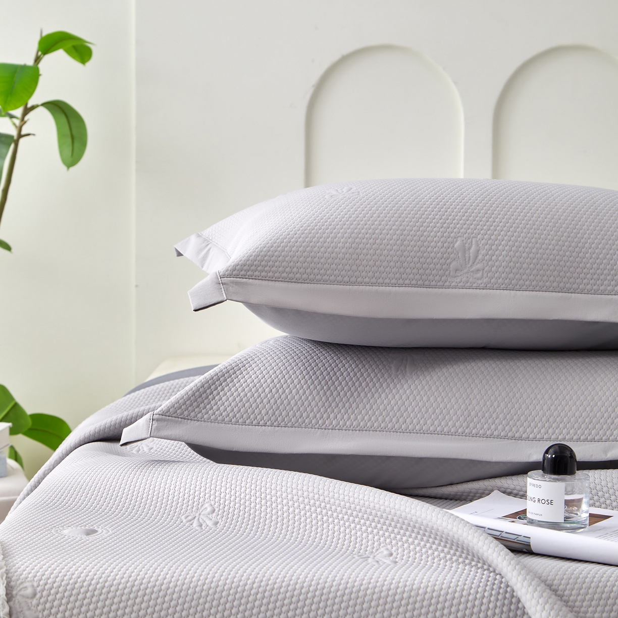 91家纺网 家纺一手货源 找家纺 瑞禾家纺 2026新款A类凉感豆豆床裙款凉席三件套-系列七 月灰爱心蝴蝶结