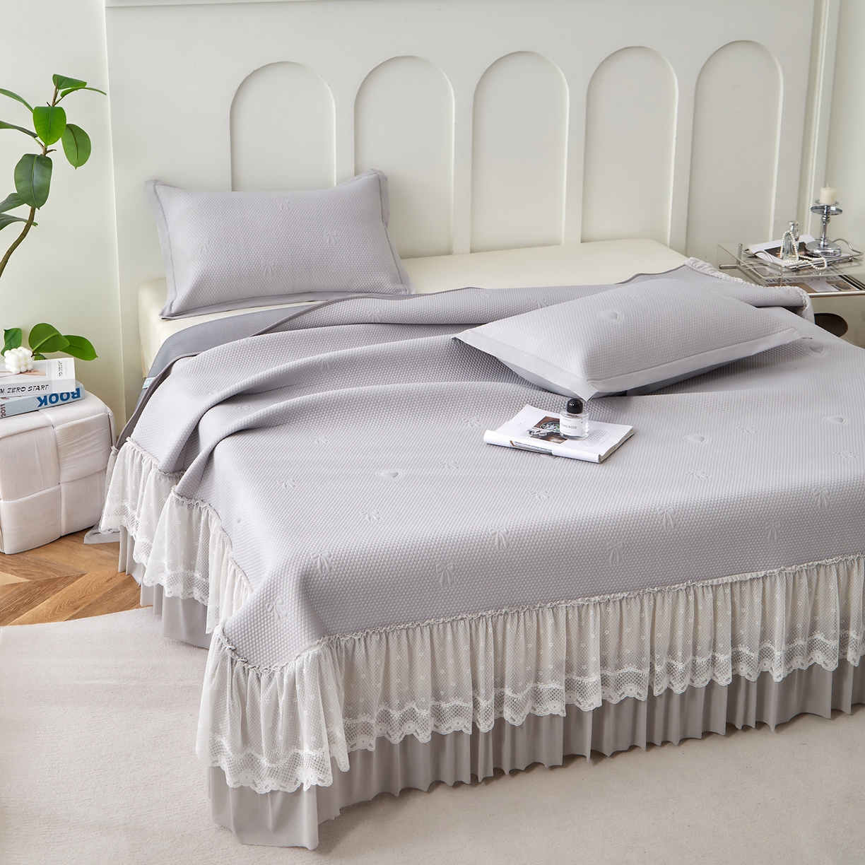 91家纺网 家纺一手货源 找家纺 瑞禾家纺 2026新款A类凉感豆豆床裙款凉席三件套-系列七 月灰爱心蝴蝶结