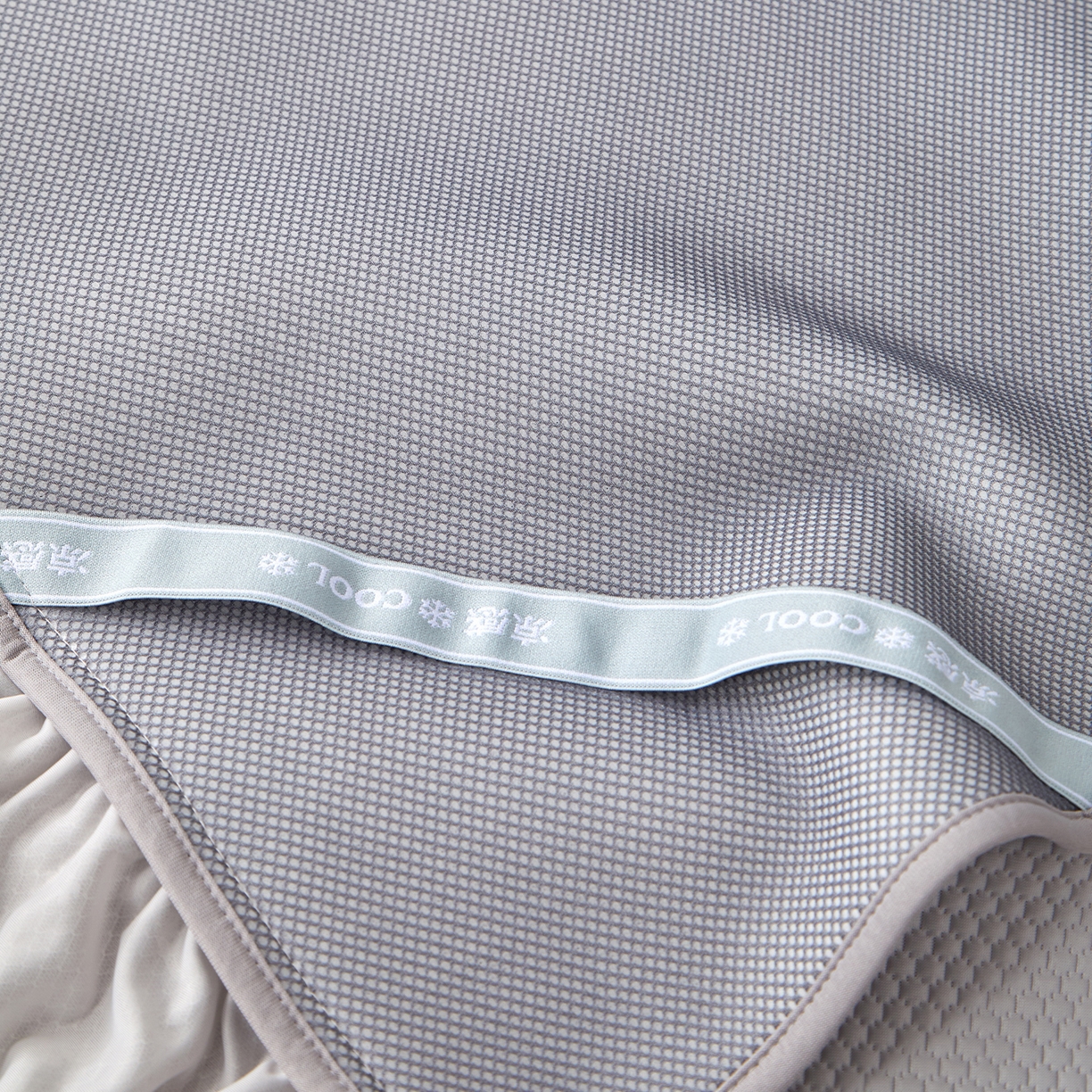 91家纺网 家纺一手货源 找家纺 瑞禾家纺 2026新款A类凉感豆豆床裙款凉席三件套-系列七 月灰爱心蝴蝶结