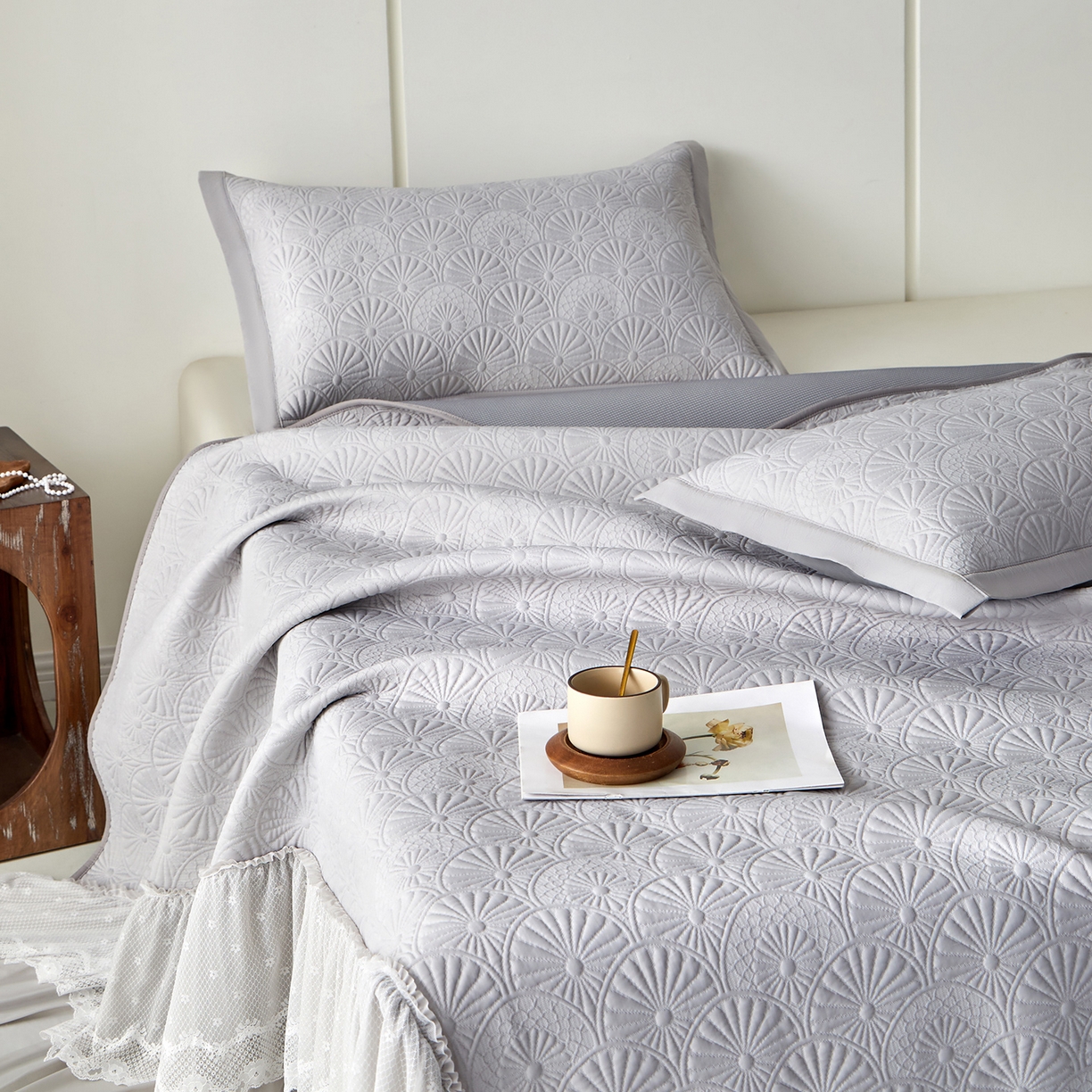 91家纺网 家纺一手货源 找家纺 瑞禾家纺 2026新款A类凉感豆豆床裙款凉席三件套-系列七 灰澜日影