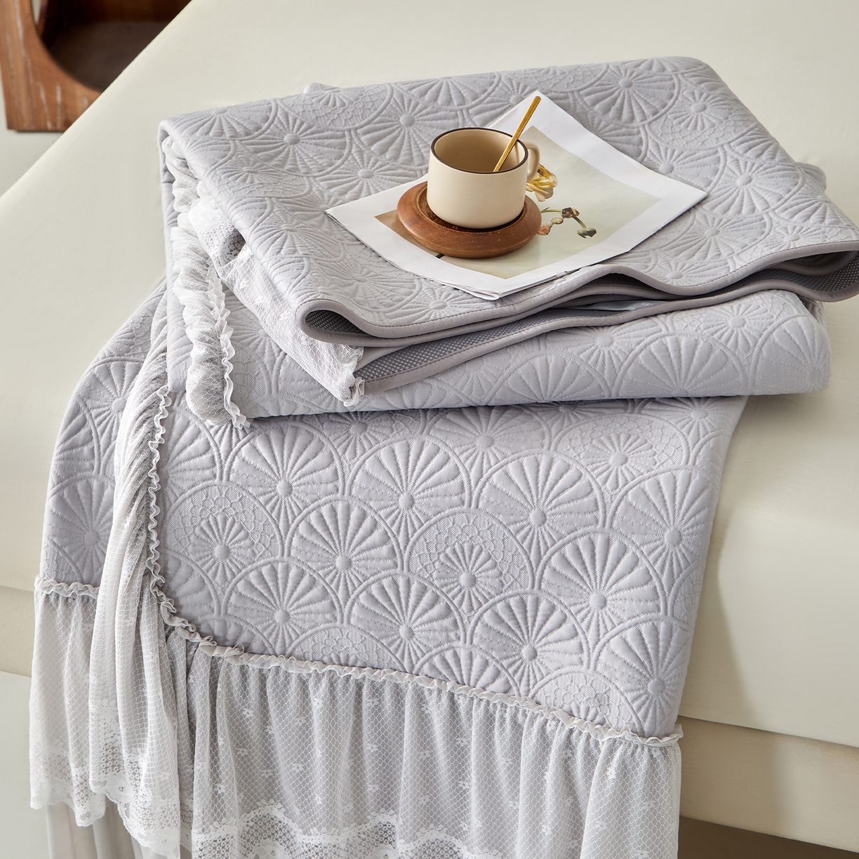 91家纺网 家纺一手货源 找家纺 瑞禾家纺 2026新款A类凉感豆豆床裙款凉席三件套-系列七 灰澜日影