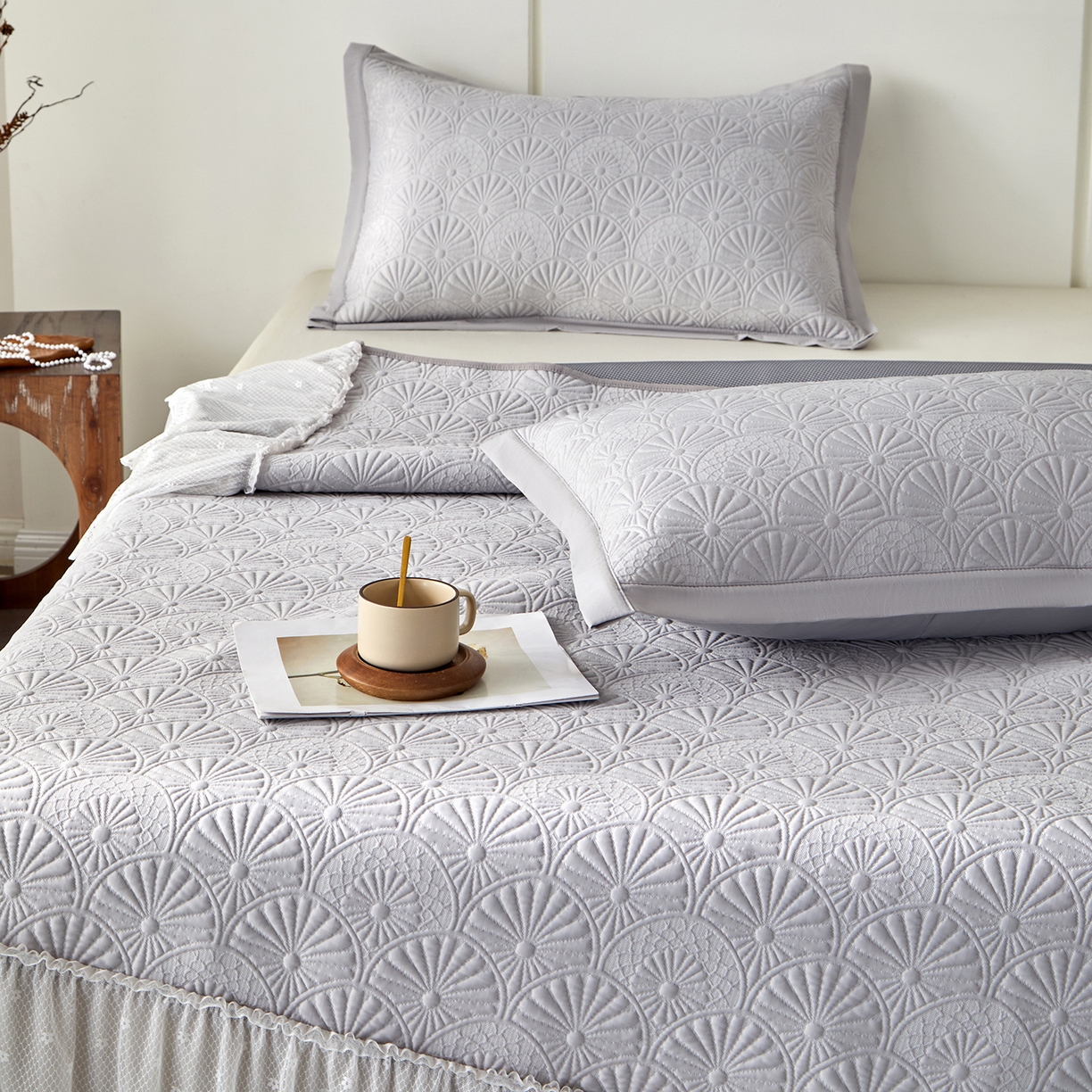 91家纺网 家纺一手货源 找家纺 瑞禾家纺 2026新款A类凉感豆豆床裙款凉席三件套-系列七 灰澜日影