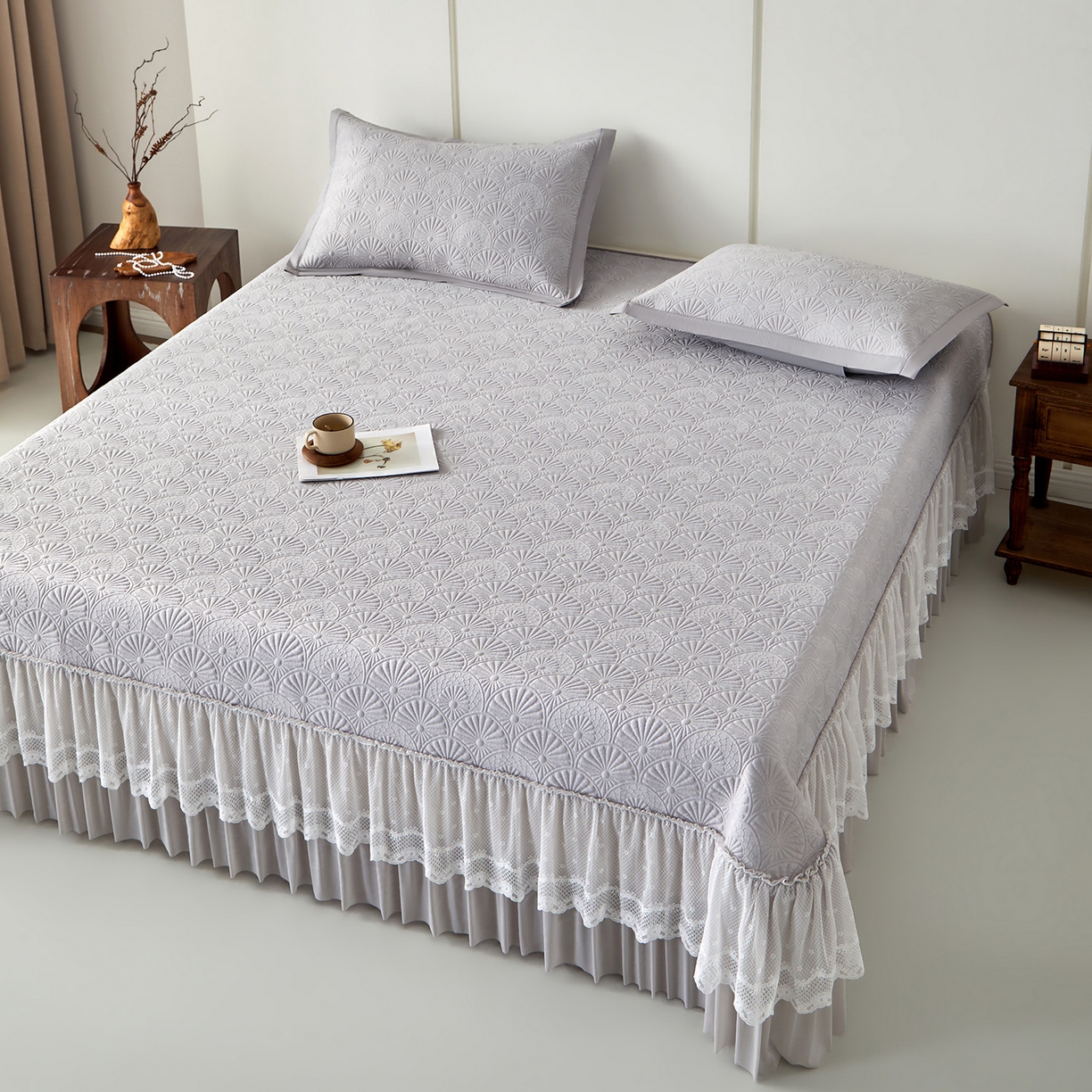 91家纺网 家纺一手货源 找家纺 瑞禾家纺 2026新款A类凉感豆豆床裙款凉席三件套-系列七 灰澜日影