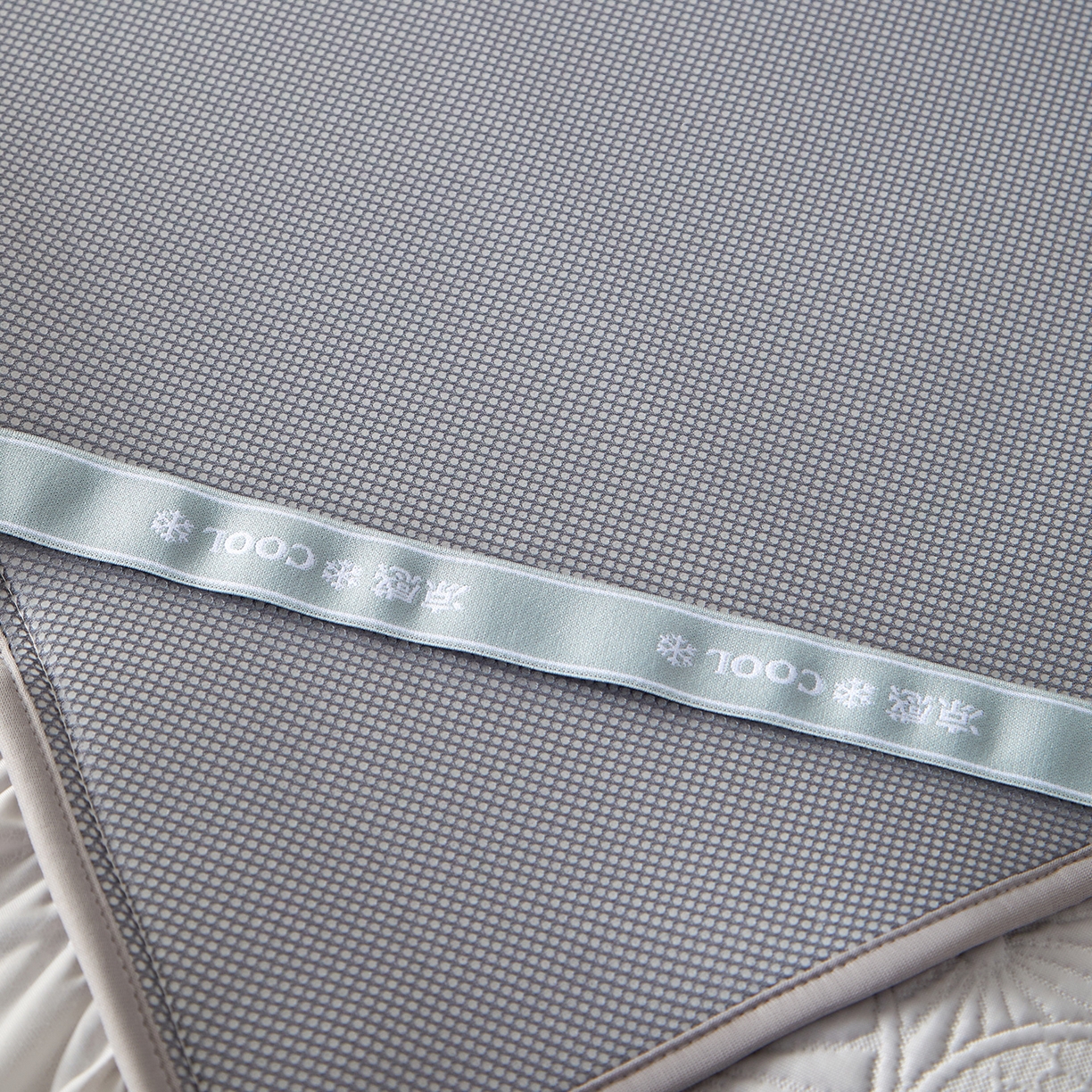 91家纺网 家纺一手货源 找家纺 瑞禾家纺 2026新款A类凉感豆豆床裙款凉席三件套-系列七 灰澜日影