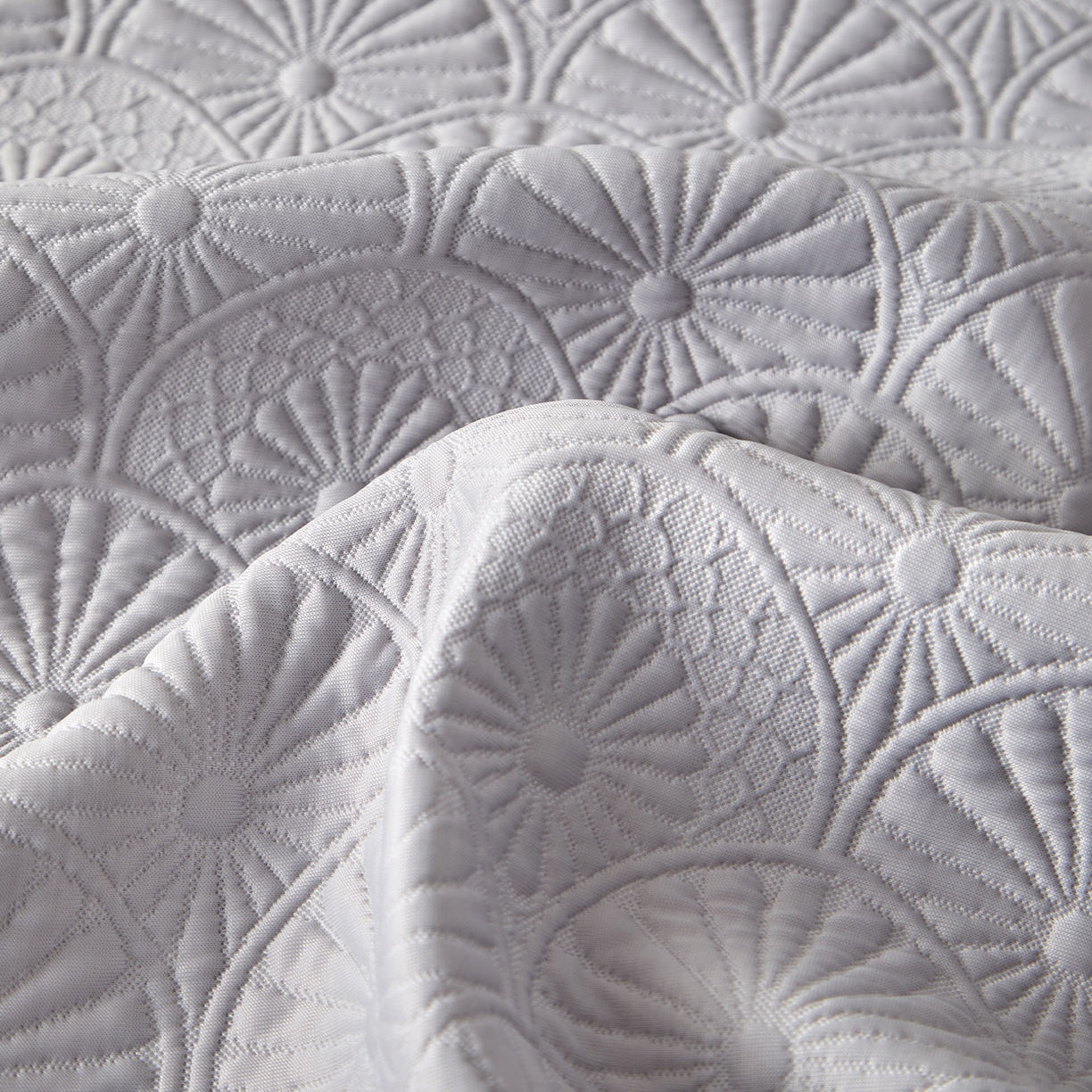 91家纺网 家纺一手货源 找家纺 瑞禾家纺 2026新款A类凉感豆豆床裙款凉席三件套-系列七 灰澜日影