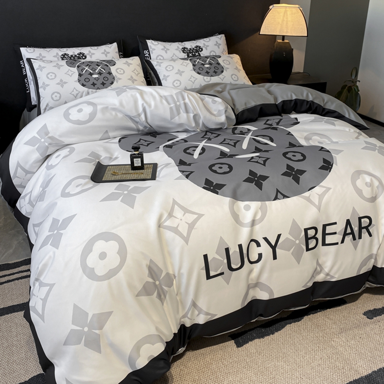 91家纺网 家纺一手货源 找家纺 奥汀洛家纺 2026新款轻奢数码印花冰丝四件套 冰丝-幸运熊