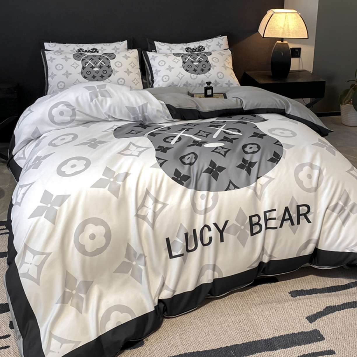 91家纺网 家纺一手货源 找家纺 奥汀洛家纺 2026新款轻奢数码印花冰丝四件套 冰丝-幸运熊