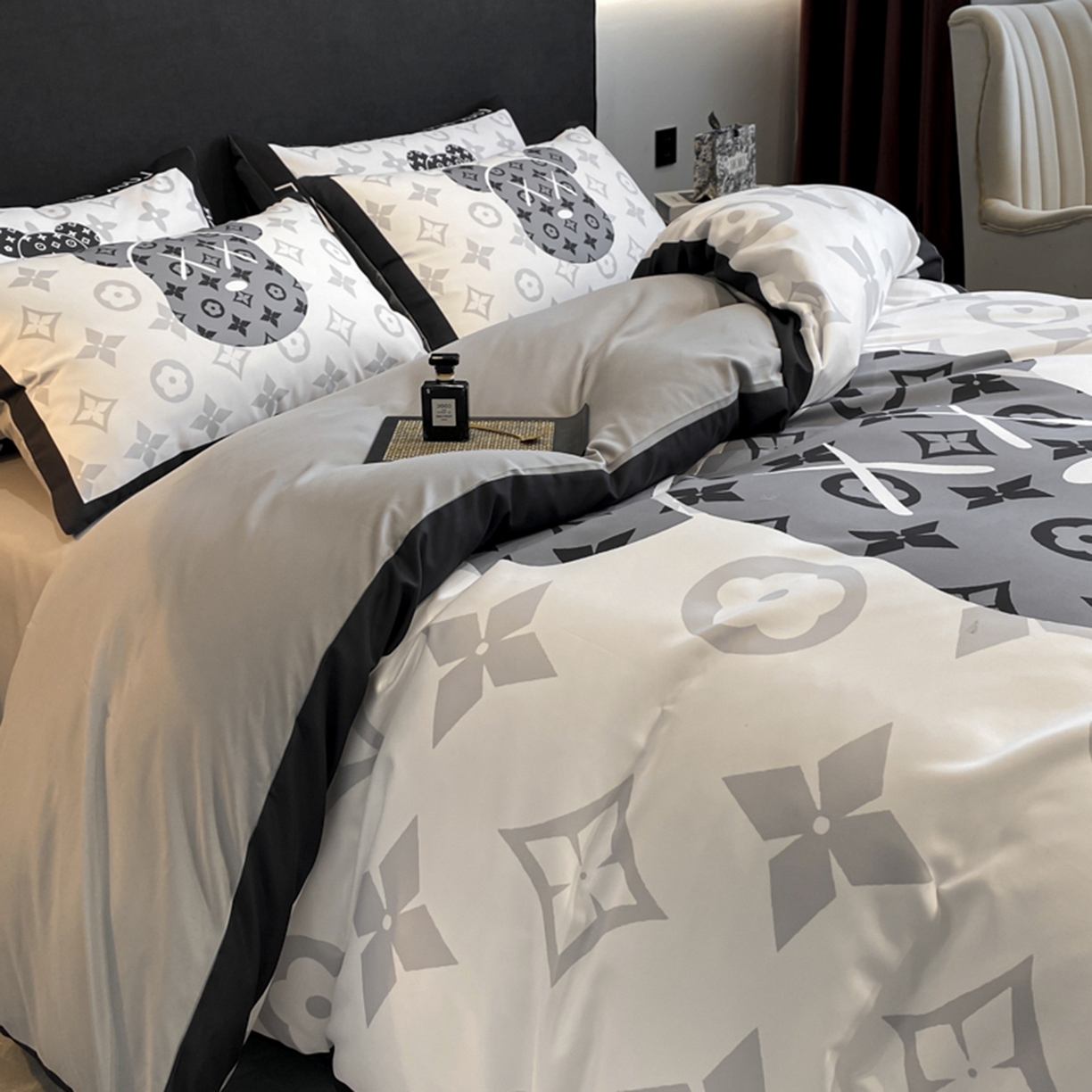 91家纺网 家纺一手货源 找家纺 奥汀洛家纺 2026新款轻奢数码印花冰丝四件套 冰丝-幸运熊