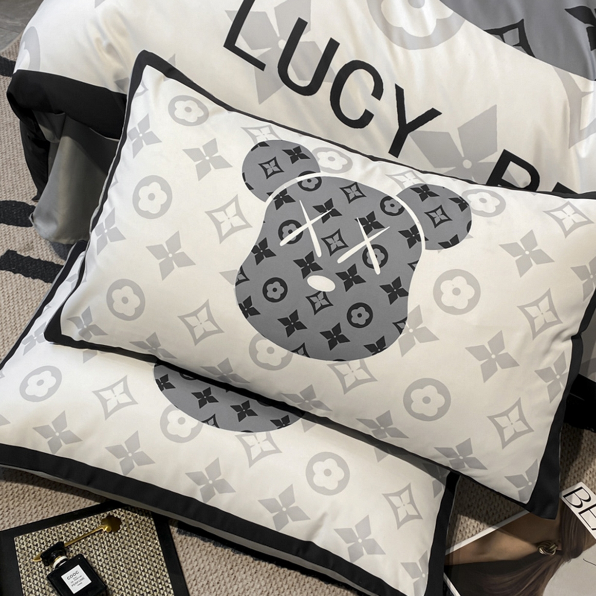 91家纺网 家纺一手货源 找家纺 奥汀洛家纺 2026新款轻奢数码印花冰丝四件套 冰丝-幸运熊