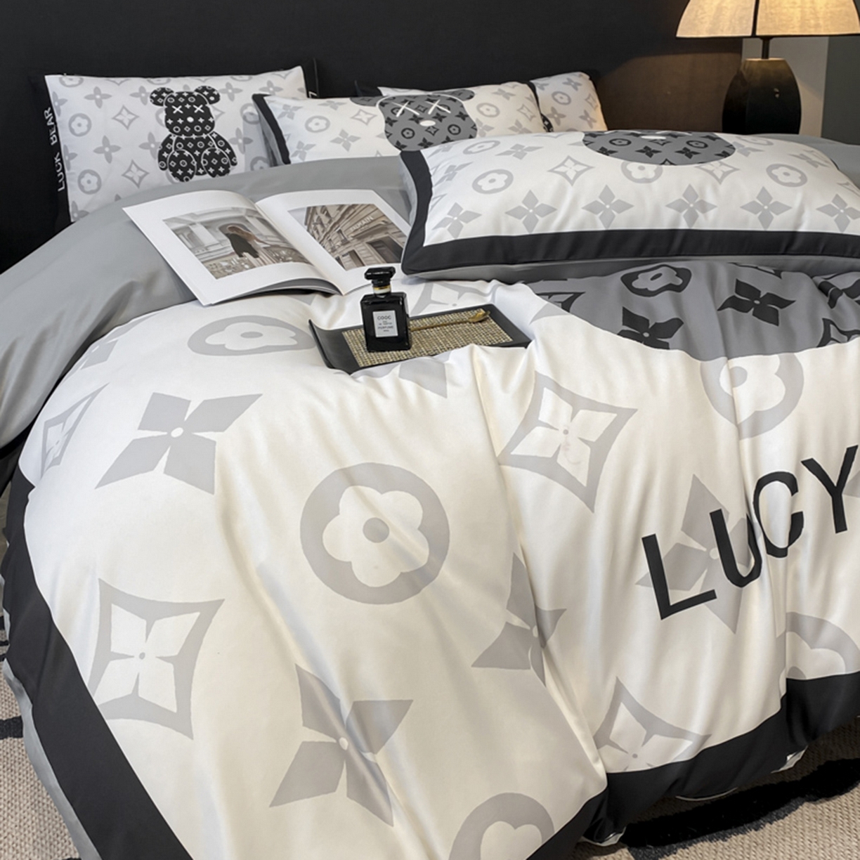 91家纺网 家纺一手货源 找家纺 奥汀洛家纺 2026新款轻奢数码印花冰丝四件套 冰丝-幸运熊