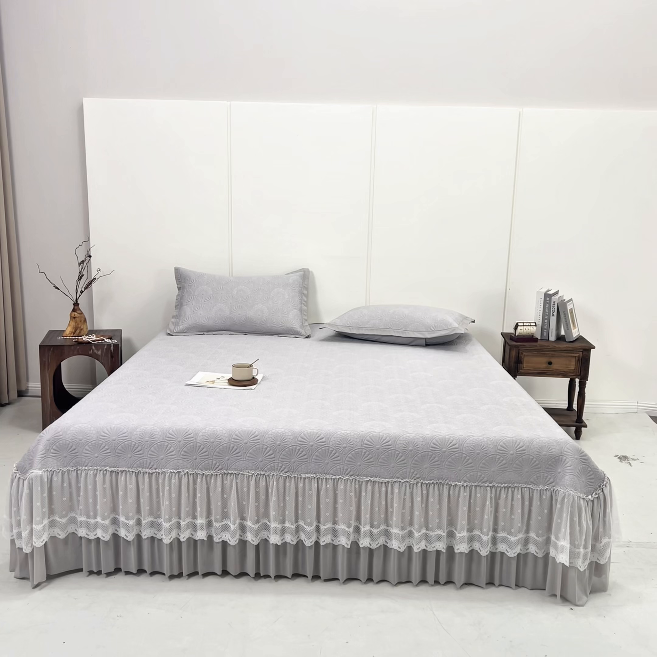 91家纺网 家纺一手货源 找家纺 瑞禾家纺 2026新款A类凉感豆豆床裙款凉席三件套-系列七 灰澜日影