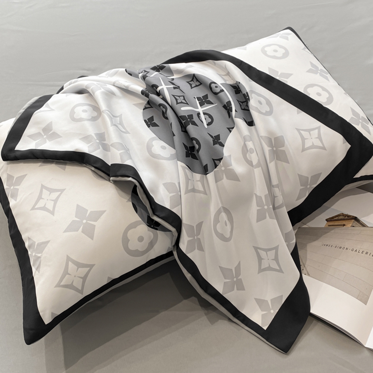 91家纺网 家纺一手货源 找家纺 奥汀洛家纺 2026新款轻奢数码印花冰丝四件套 冰丝-幸运熊