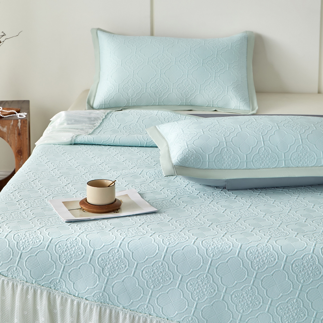 91家纺网 家纺一手货源 找家纺 瑞禾家纺 2026新款A类凉感豆豆床裙款凉席三件套-系列七 青澜四叶