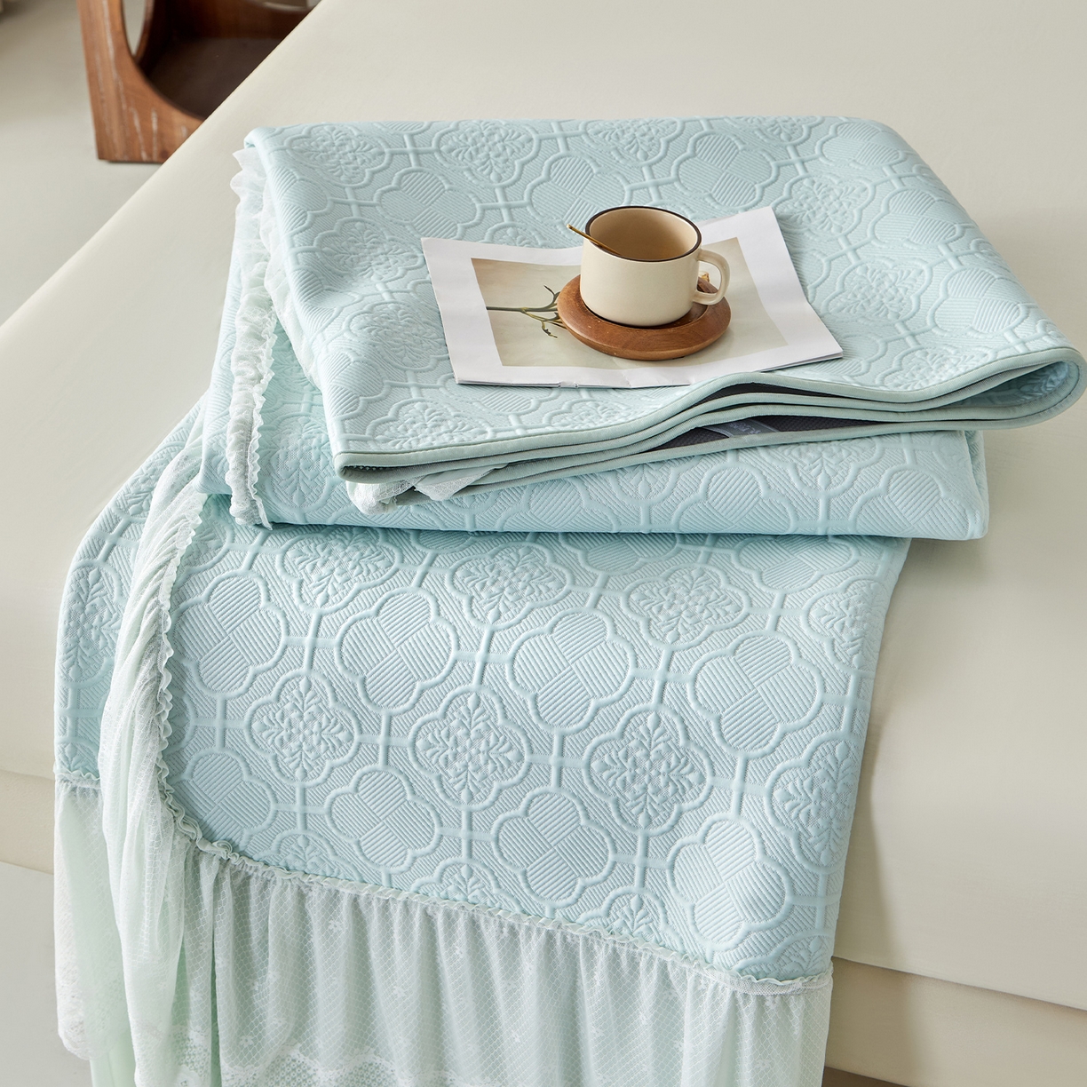 91家纺网 家纺一手货源 找家纺 瑞禾家纺 2026新款A类凉感豆豆床裙款凉席三件套-系列七 青澜四叶