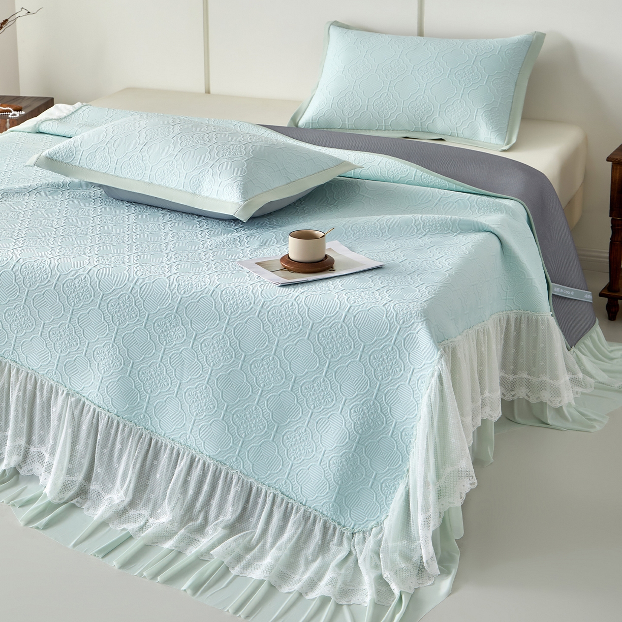 91家纺网 家纺一手货源 找家纺 瑞禾家纺 2026新款A类凉感豆豆床裙款凉席三件套-系列七 青澜四叶