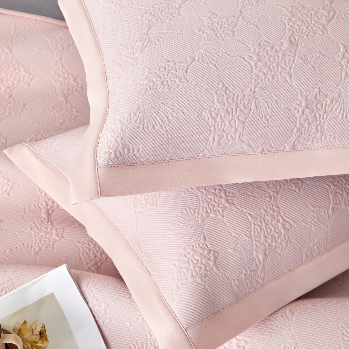 91家纺网 家纺一手货源 找家纺 瑞禾家纺 2026新款A类凉感豆豆床裙款凉席三件套-系列七 柔粉花韵