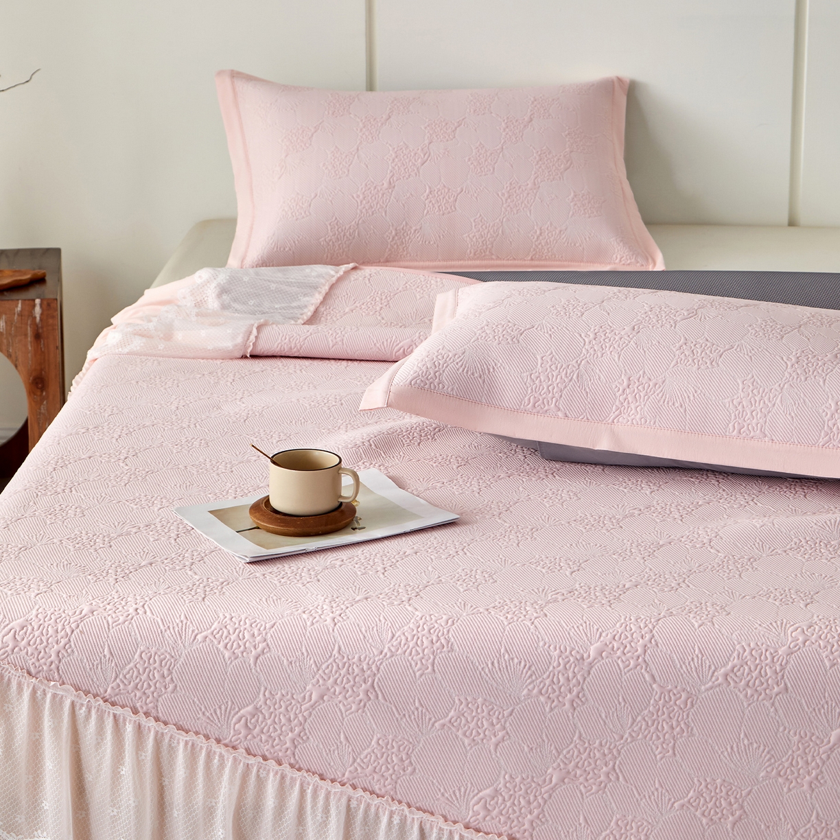 91家纺网 家纺一手货源 找家纺 瑞禾家纺 2026新款A类凉感豆豆床裙款凉席三件套-系列七 柔粉花韵