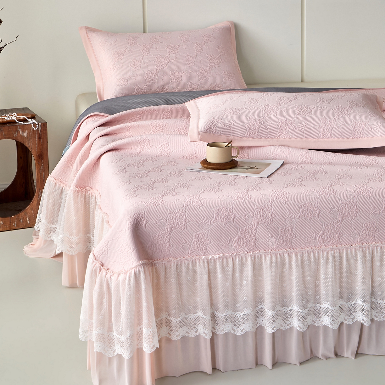 91家纺网 家纺一手货源 找家纺 瑞禾家纺 2026新款A类凉感豆豆床裙款凉席三件套-系列七 柔粉花韵