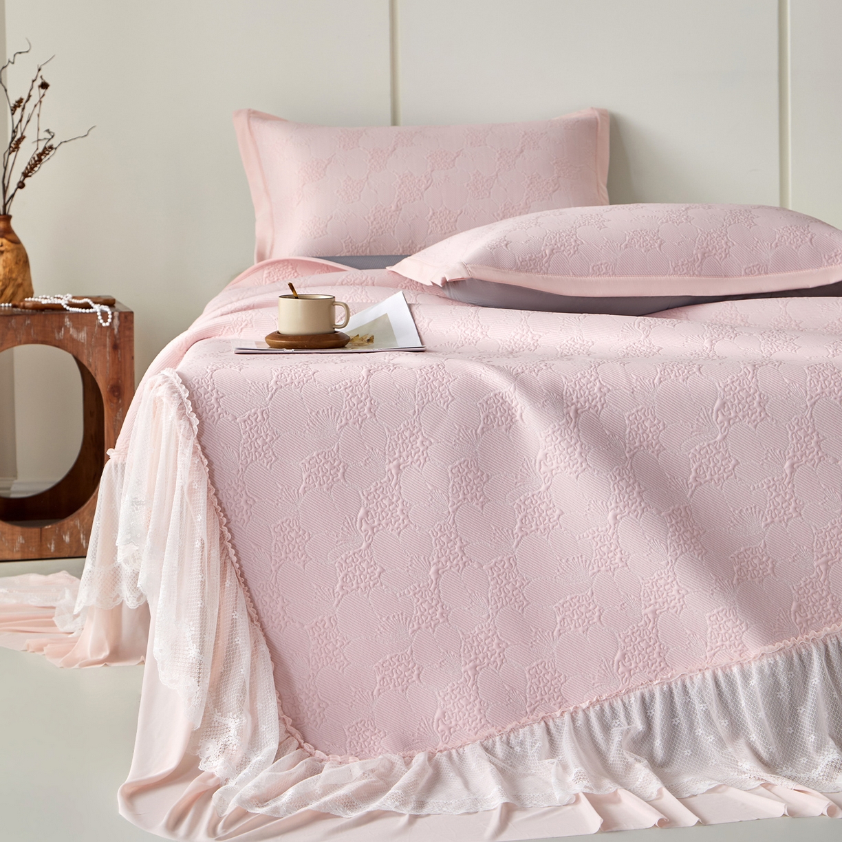 91家纺网 家纺一手货源 找家纺 瑞禾家纺 2026新款A类凉感豆豆床裙款凉席三件套-系列七 柔粉花韵