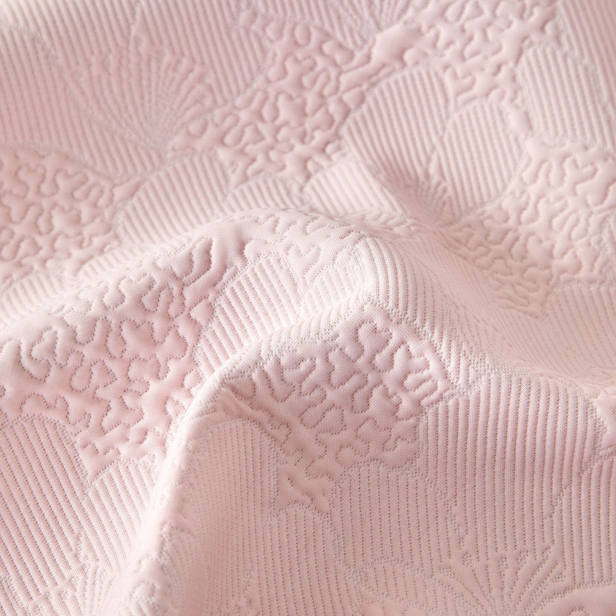 91家纺网 家纺一手货源 找家纺 瑞禾家纺 2026新款A类凉感豆豆床裙款凉席三件套-系列七 柔粉花韵