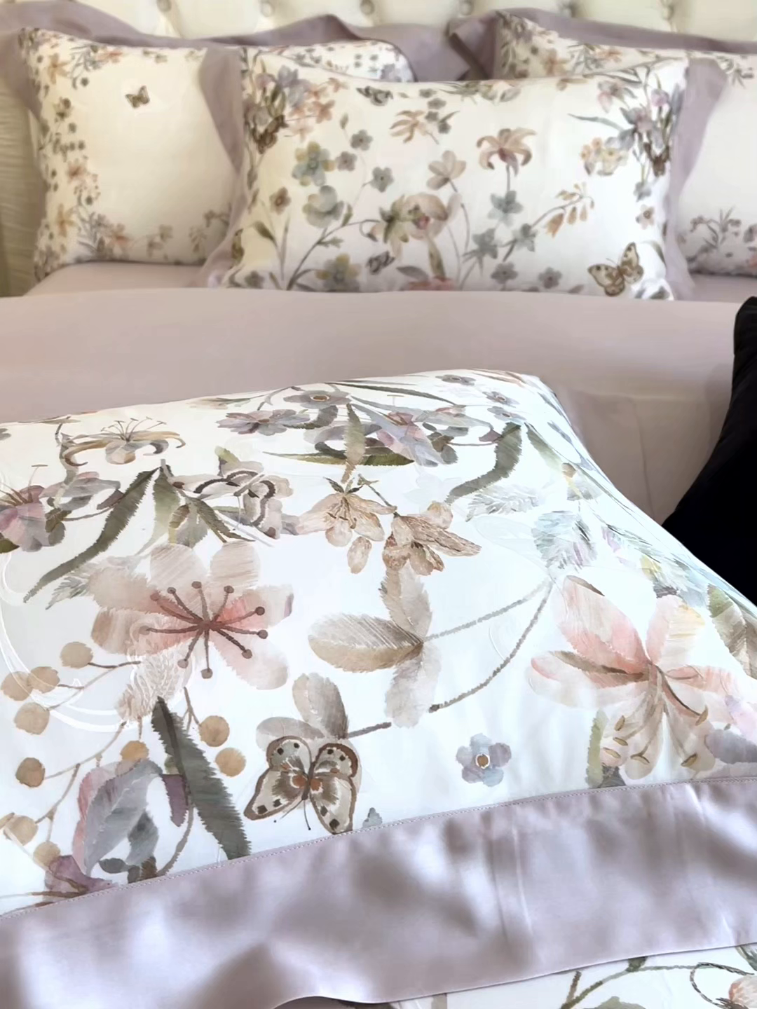 91家纺网 家纺一手货源 找家纺 蓝米卡夫 2026夏季新款60S天丝提花数码印花四件套（礼盒包装） 春之语-紫