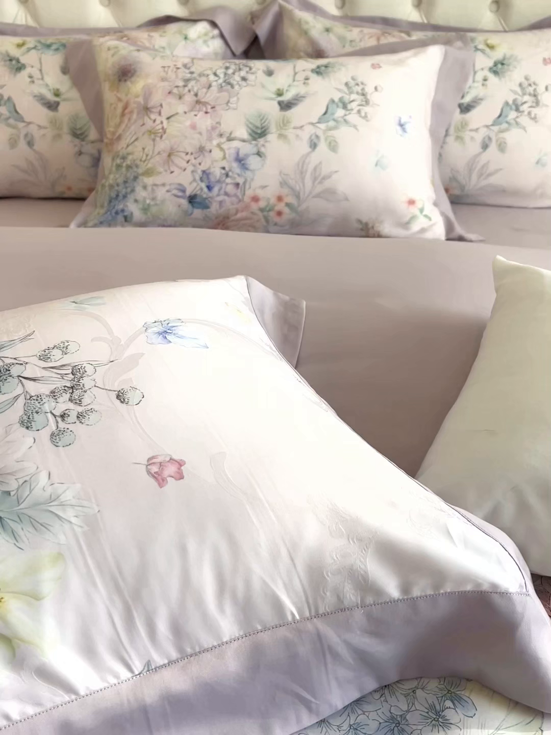 91家纺网 家纺一手货源 找家纺 蓝米卡夫 2026夏季新款60S天丝提花数码印花四件套（礼盒包装） 花海秘境-紫