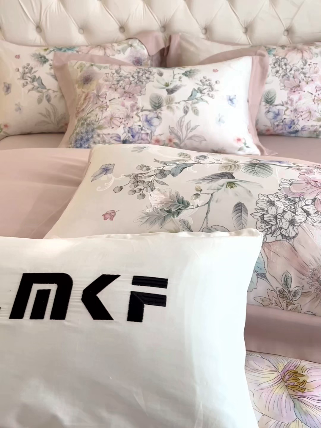 91家纺网 家纺一手货源 找家纺 蓝米卡夫 2026夏季新款60S天丝提花数码印花四件套（礼盒包装） 花海秘境-粉